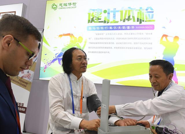 胡董接受私人醫生服務.jpg 胡董接受私人醫生服務.jpg