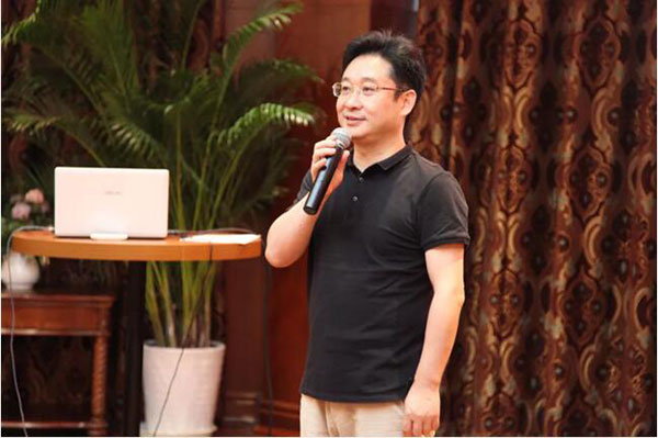 2清華校友生命科學(xué)與醫(yī)療健康協(xié)會(huì)秘書長余永定擔(dān)任主持.jpg 2清華校友生命科學(xué)與醫(yī)療健康協(xié)會(huì)秘書長余永定擔(dān)任主持.jpg