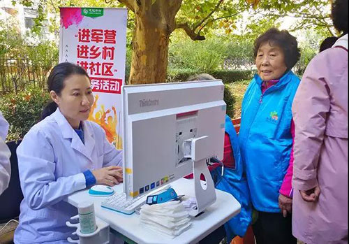 3慈銘韓小紅博士親自為居民做健康檢查.jpg 3慈銘韓小紅博士親自為居民做健康檢查.jpg