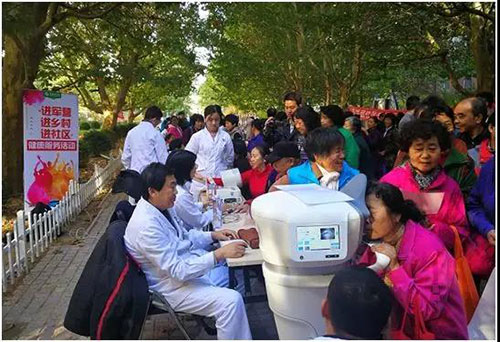 4慈銘進(jìn)社區(qū)義診現(xiàn)場火爆.jpg 4慈銘進(jìn)社區(qū)義診現(xiàn)場火爆.jpg