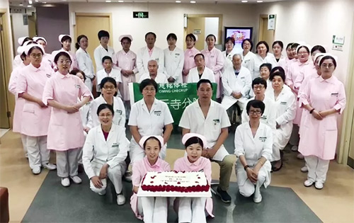 7慈銘體檢慈云寺分院為在崗在職的醫(yī)師們慶祝“中國醫(yī)師節(jié)”.jpg 7慈銘體檢慈云寺分院為在崗在職的醫(yī)師們慶祝“中國醫(yī)師節(jié)”.jpg