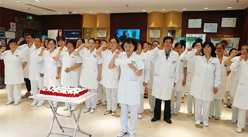 10慈銘體檢亮馬橋分院為在崗在職的醫(yī)師們慶祝“中國醫(yī)師節(jié)”.jpg 10慈銘體檢亮馬橋分院為在崗在職的醫(yī)師們慶祝“中國醫(yī)師節(jié)”.jpg