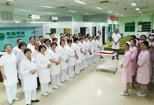 12慈銘體檢世紀(jì)城分院為在崗在職的醫(yī)師們慶祝“中國醫(yī)師節(jié)”.jpg 12慈銘體檢世紀(jì)城分院為在崗在職的醫(yī)師們慶祝“中國醫(yī)師節(jié)”.jpg