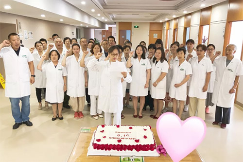 13慈銘體檢望京分院為在崗在職的醫(yī)師們慶祝“中國醫(yī)師節(jié)”.jpg 13慈銘體檢望京分院為在崗在職的醫(yī)師們慶祝“中國醫(yī)師節(jié)”.jpg