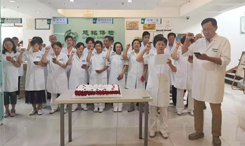 18慈銘體檢聯(lián)想橋分院為在崗在職的醫(yī)師們慶祝“中國醫(yī)師節(jié)”.jpg 18慈銘體檢聯(lián)想橋分院為在崗在職的醫(yī)師們慶祝“中國醫(yī)師節(jié)”.jpg