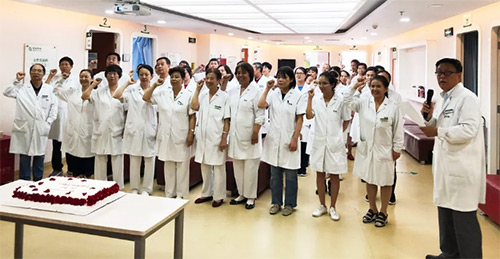 20慈銘體檢公主墳分院為在崗在職的醫(yī)師們慶祝“中國醫(yī)師節(jié)”.jpg 20慈銘體檢公主墳分院為在崗在職的醫(yī)師們慶祝“中國醫(yī)師節(jié)”.jpg