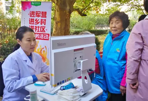 2韓小紅博士進社區義診.jpg 2韓小紅博士進社區義診.jpg