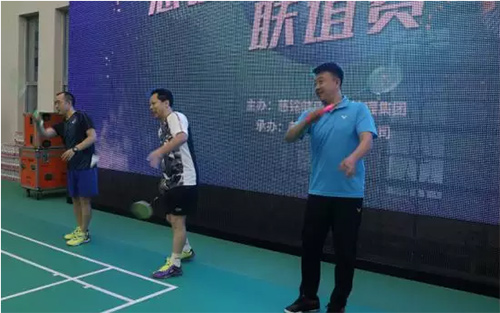 2羽毛球世界冠軍董炯、慈銘集團副總裁羅貴林、上屆衛冕冠軍民政部代表一起舉行開球儀式.jpg