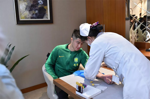 9慈銘奧亞醫護人員給中赫國安球員采血.jpg 9慈銘奧亞醫護人員給中赫國安球員采血.jpg
