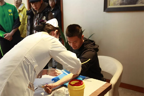 11慈銘奧亞醫護人員給中赫國安球員采血3.jpg 11慈銘奧亞醫護人員給中赫國安球員采血3.jpg