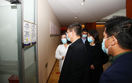 2常司長參觀醫(yī)學(xué)檢驗(yàn)中心.jpg 2常司長參觀醫(yī)學(xué)檢驗(yàn)中心.jpg