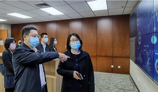 3慈銘體檢集團(tuán)副總裁韓濱向常司長介紹遠(yuǎn)程閱片中心.jpg 3慈銘體檢集團(tuán)副總裁韓濱向常司長介紹遠(yuǎn)程閱片中心.jpg