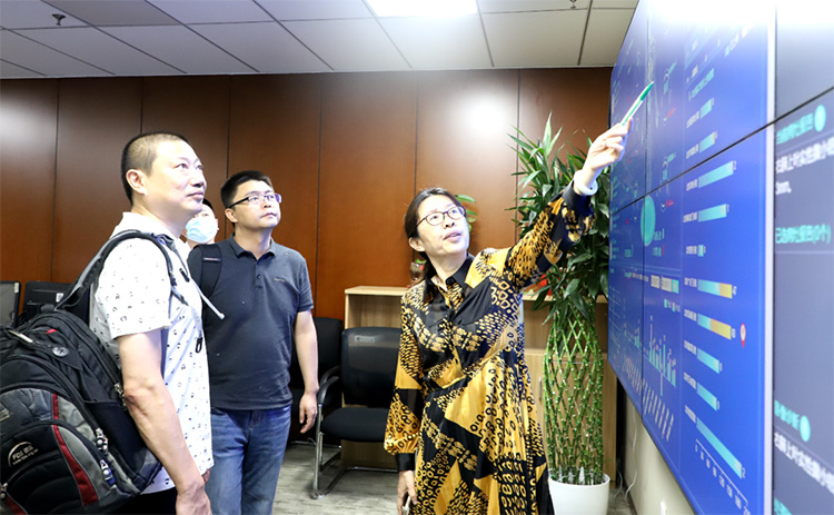 7慈銘集團(tuán)副總裁、信息管理中心總經(jīng)理韓濱帶領(lǐng)信息安全行業(yè)專(zhuān)家參觀慈銘體檢.jpg 7慈銘集團(tuán)副總裁、信息管理中心總經(jīng)理韓濱帶領(lǐng)信息安全行業(yè)專(zhuān)家參觀慈銘體檢.jpg